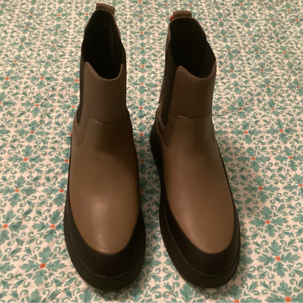 Fitflop platform Chelsea boot in Minky Grey. More of a taupe color size 11